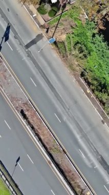 Yoğun trafik varken yoğun saatlerde yol havasından görüntüle