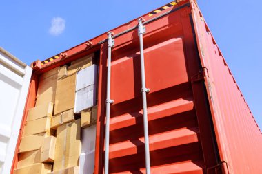 Tam istifleme paketleri kutu nakliye konteynırı ihraç için hazır