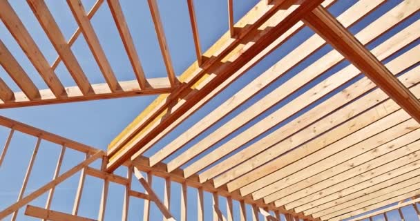Krokwie Dachowe Kratownice Nowego Drewnianego Domu Mieszkalnego — Wideo stockowe