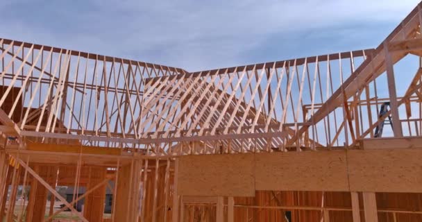 新しく建設された住宅ビルでは 木製の屋根ハンドルジョイストトラスが設置されています — ストック動画