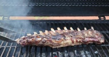 Kızarmış domuz pirzolası pişirmek için kızgın ızgara kullanılıyor.