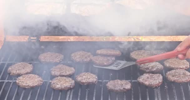 Grillowany Amerykański Burger Wołowy Grillowany Gorącym Grillu Płomieniach Grilla — Wideo stockowe