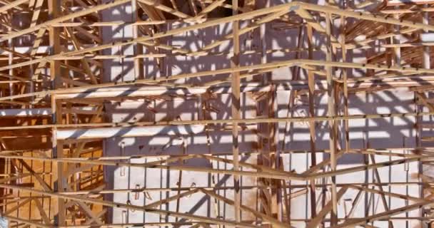 Nové Obytné Budově Jsou Trámech Zavěšeny Dřevěné Střešní Trámy — Stock video