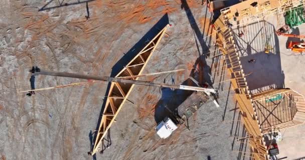 起重机被用来在新的住宅大楼安装木制屋顶桁架 — 图库视频影像