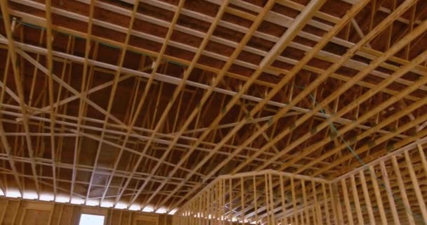 新住宅建筑的屋面屋架 屋架桁架 支撑梁 — 图库视频影像