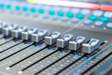 Ses düzenleyicileri, ses düzenleyicileri, dengeleyiciler, kontrol panelleri içeren bir ses sistemi