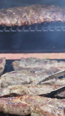 Akşam yemeğinde domuz rostosuyla ızgarada servis edilen leziz domuz eti çeşitleri.