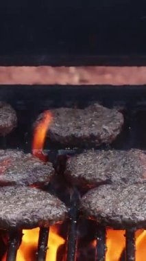 Sıcak ızgarada bir Amerikan bifteği mükemmel ızgara edilir.