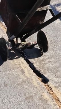 Patcher asfalt çatlaklarını kaplayan, onları kapatan, yollara zift emülsiyonu uygulayan çalışmalar yapıyor..