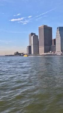 Manhattan 'ın güzel panoramik manzarası güneşli bir günde aşağı Manhattan New York manzarası ile gökyüzü