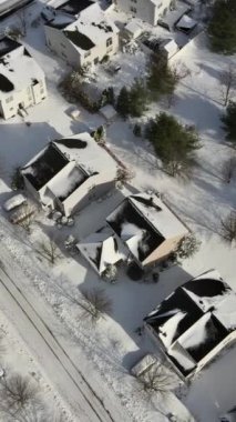 New Jersey 'de kar evleri olan sakin bir Amerikan kasabası.