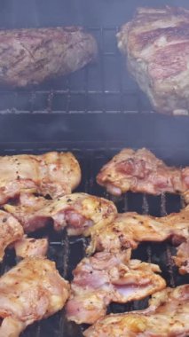 Hazırlık aşamasında barbekü ızgarasında tütsülenen çeşitli sulu etleri içerir.