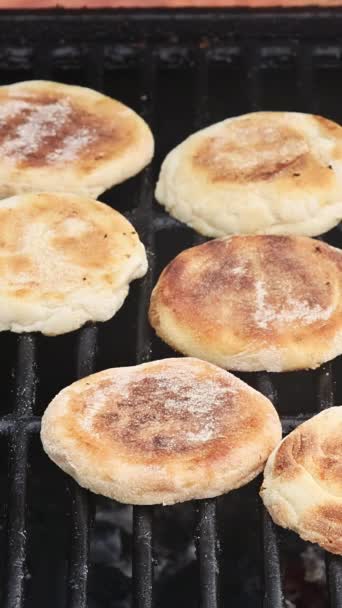 Cozinhar Deliciosos Pães Hambúrguer Assados Grelhados Para Garantir Resultado Suculento — Vídeo de Stock