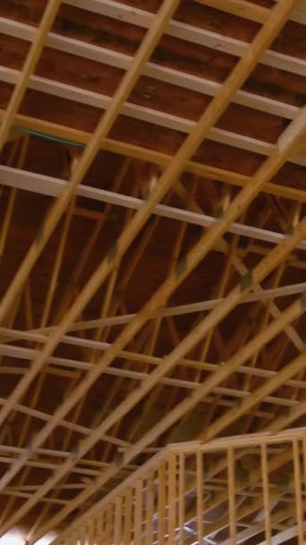 新住宅建筑的屋面屋架 屋架桁架 支撑梁 — 图库视频影像
