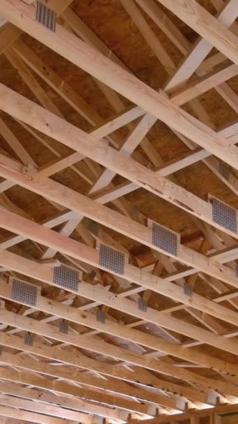 Nowym Budynku Mieszkalnym Podparcia Dachu Służą Krokwie Belki Drewniane — Wideo stockowe