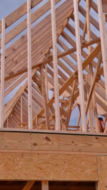 木製ビームスティックフレームは 新しい家での建設中にトラスビームから構築されました — ストック動画