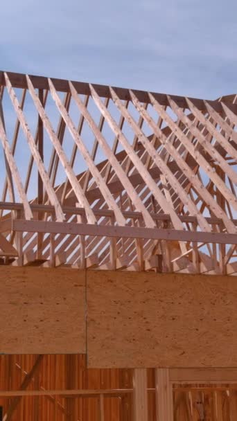 Podczas Budowy Nowego Domu Drewniane Belki Szkieletowe Wykonano Belek Kratownicowych — Wideo stockowe