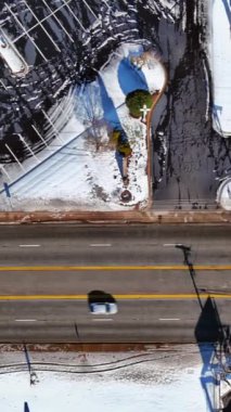 Yol kardan temizlendiğinde, arabalar onun üzerinde sürebilecek.