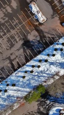 Küçük Amerikan şehrinin sakin yerleşim alanındaki banliyö caddeleri arasında kış ayları boyunca özel evler bulunur.