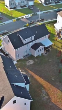 Sakin yerleşim bölgesinde banliyö sokakları arasında özel evleri olan küçük bir Amerikan kasabası var.