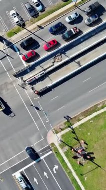 Şehir ulaşımı sırasında trafiğin yoğun olduğu saatlerde kavşağın hava görüntüsü