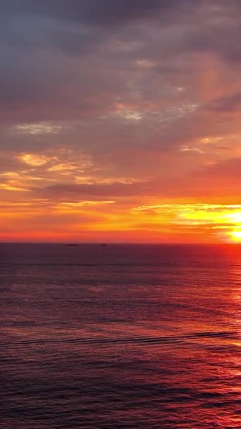 Fantastisk Soluppgång Över Havet När Solen Går Upp Morgonen — Stockvideo