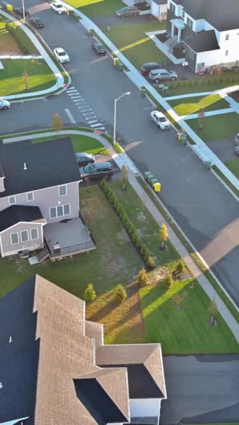 典型的美国小镇 私人住宅被安静的住宅街道环绕 — 图库视频影像
