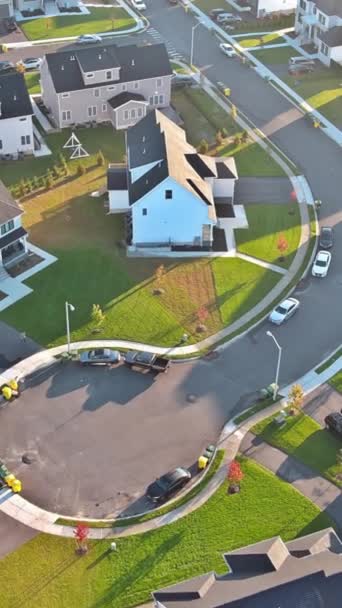 私人住宅坐落在美国一个小镇安静住宅区的郊区街道之间 — 图库视频影像