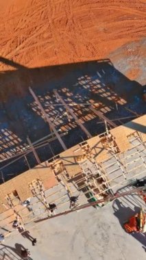 Yeni konut binasına ahşap çatı kirişleri monte etmek için bir vinç kullanılır