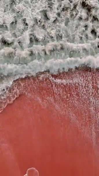 Strandszene Mit Wellen Die Land Krachen Luftaufnahme Krachender Wellen Sandstrand — Stockvideo