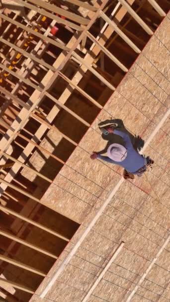 Byggnadsentreprenörer Hamrar Spikar Plywood Taket Till Framtida Bostad — Stockvideo