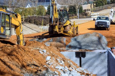 Kırsal kesimde bir dere üzerine inşa edilmiş beton köprü.