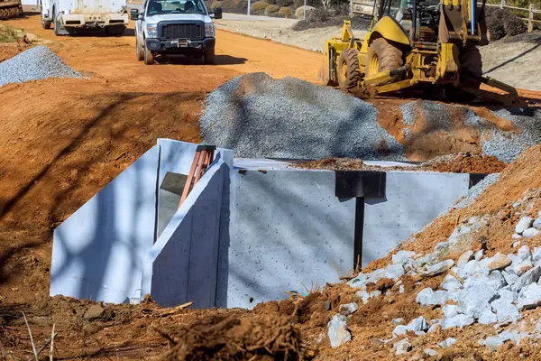 Kırsal bölgedeki akarsu üzerine inşa edilen beton köprünün ayrıntılı inşaatı