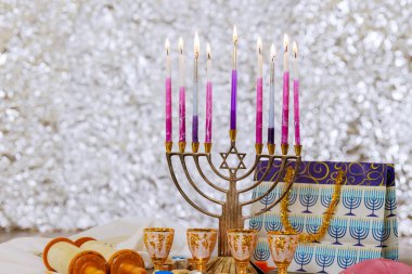 Hanuka menorası, Hanukkiah menorahlarında Yahudi bayramının sembolleri.