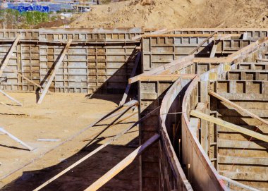 Metal bir yapı, evin beton temeline dökülmeye hazır.