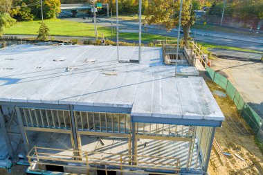 Bir endüstriyel ticari bina inşa ediliyor çelik çerçeve kirişleri inşa ediliyor