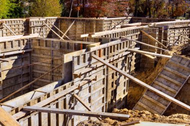 Metal biçimlendirme, evin temelleri için beton dökmek için kullanılmaya hazır..