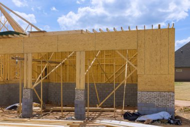 İnşaat halindeki yeni ev için ahşap kiriş iskeleti inşa ediliyor