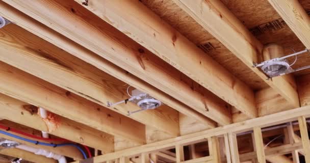 Werknemer Installeert Isolatie Hvac Elektrische Draden Plafondverlichting Nieuw Huis Voor — Stockvideo