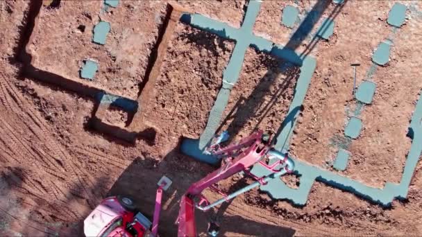 Gießen Fundament Des Hauses Mit Hilfe Von Pumpenkran Auf Baustelle — Stockvideo