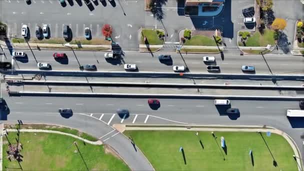 繁忙时间的道路交叉口城市运输 繁忙的交通穿过交叉口 — 图库视频影像