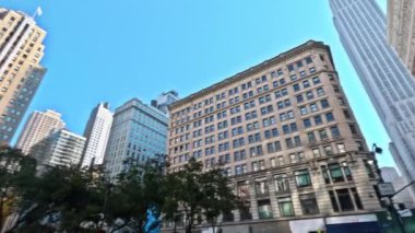25 Ekim 2023 New York ABD Manhattan, New York City gökdelenlerin arasından görüldüğü gibi gökdelenler