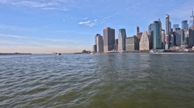 Manhattan 'ın güzel panoramik manzarası güneşli bir günde aşağı Manhattan New York manzarası ile gökyüzü