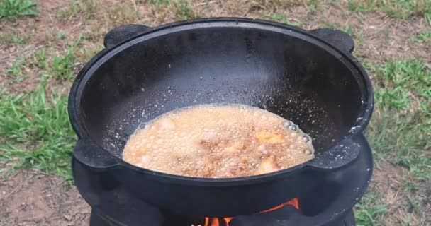 热油大锅用来煎新鲜的 多汁的鸡腿 — 图库视频影像