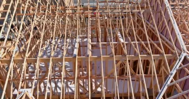 新しい家が建設されたとき トラスビームから木製のビームスティックフレームが建設されました — ストック動画