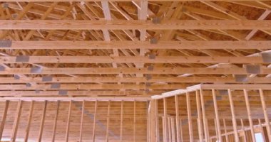 Yeni evdeki inşaat sırasında kirişlerden ahşap kiriş çerçeveleri inşa edildi.