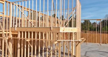 Yeni ev yapımı ahşap kiriş çerçeveleri kiriş kirişlerinden inşa edildi