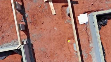 İnşaat alanında ev duvarlarını desteklemek için beton bloklar inşa edildi
