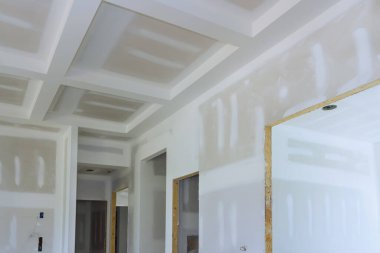 Alçılama tamamlandı. Alçıpan boyamaya hazır. Yeni ev inşa ediliyor.