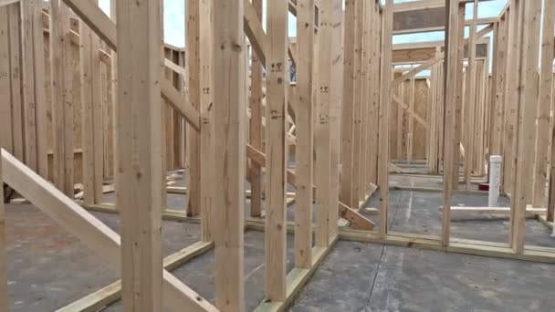 新しいホーム木製ビームスティックフレームの構築の一部としてトラスビームから構築されました — ストック動画